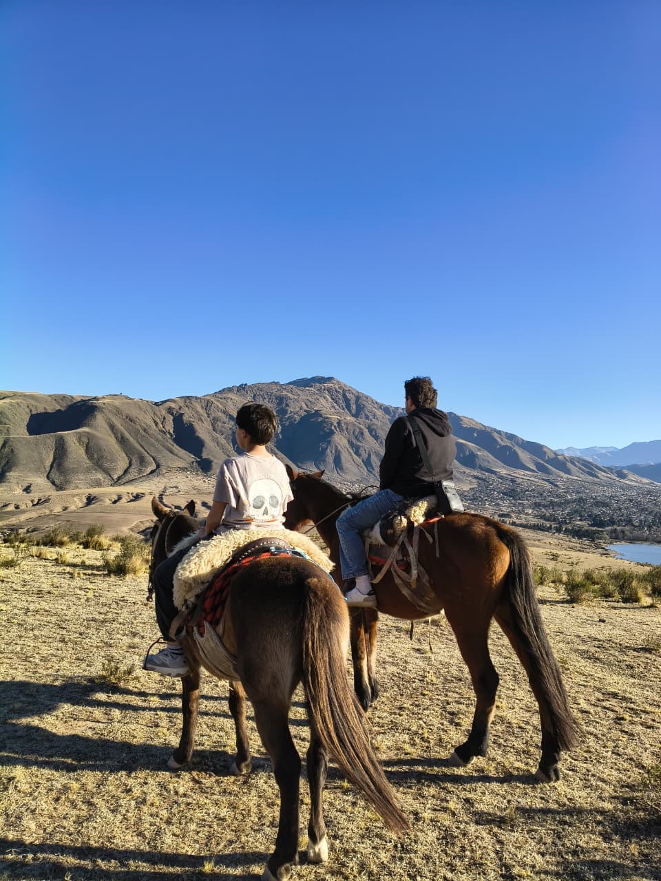 Jinetes con vista a la cadena montañosa El Filo y el valle de Tafí del Valle, Tucumán